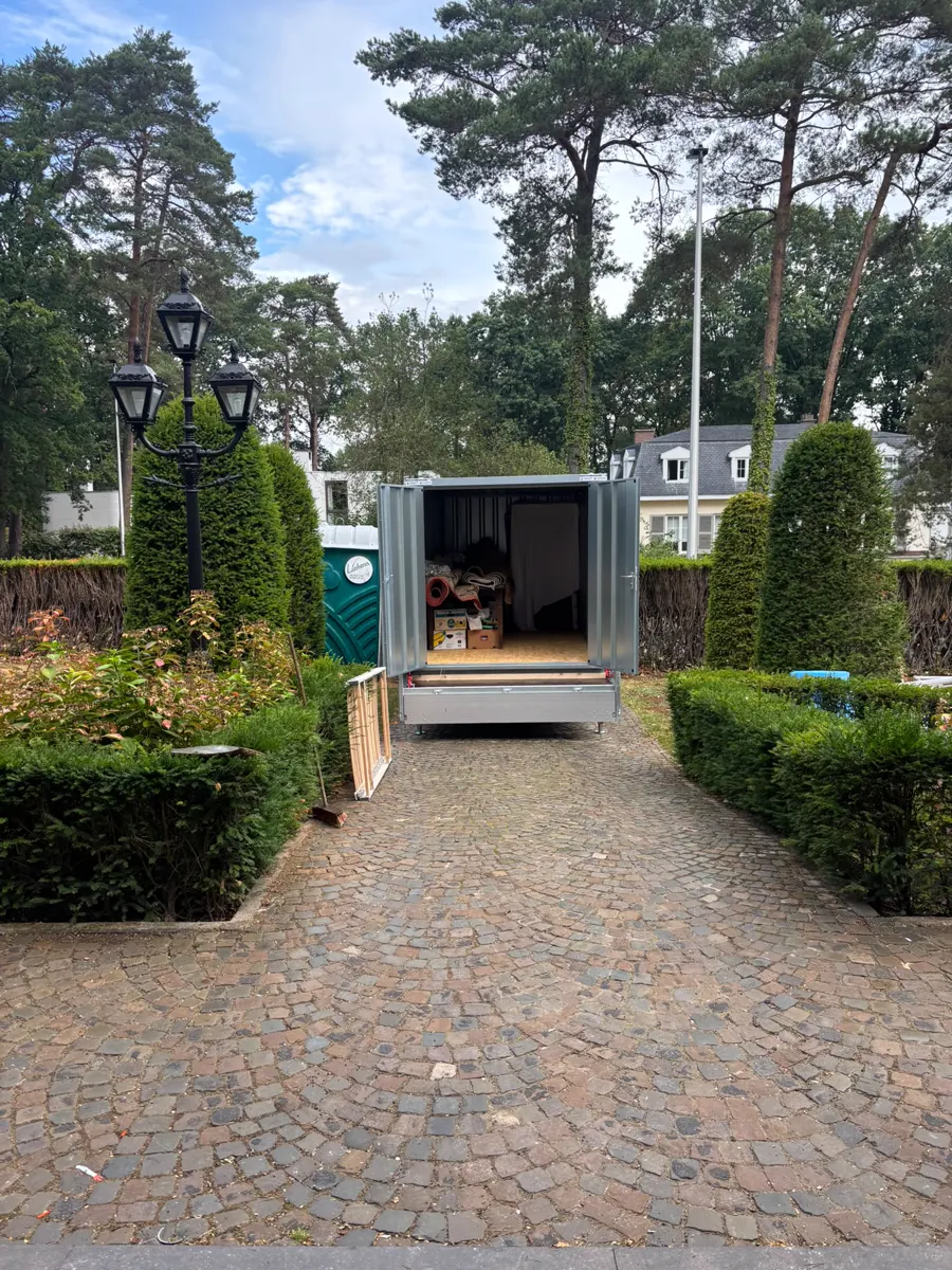 Mobiele opslagcontainer van MobieleBox.be met open deuren, klaar om meubels in te laden